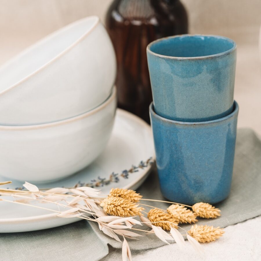 Blauer Keramik Becher ohne Henkel und Buddha Bowl