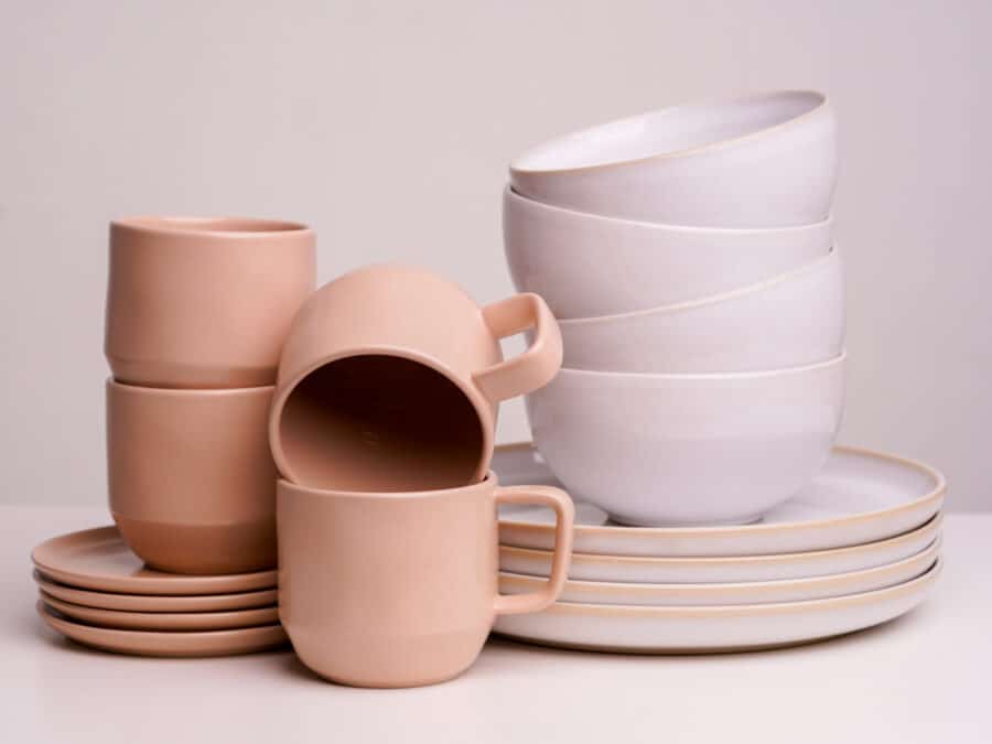 Rosa Tassen, weiße Schüsseln, Weiße große Keramik Teller, Tapas Teller