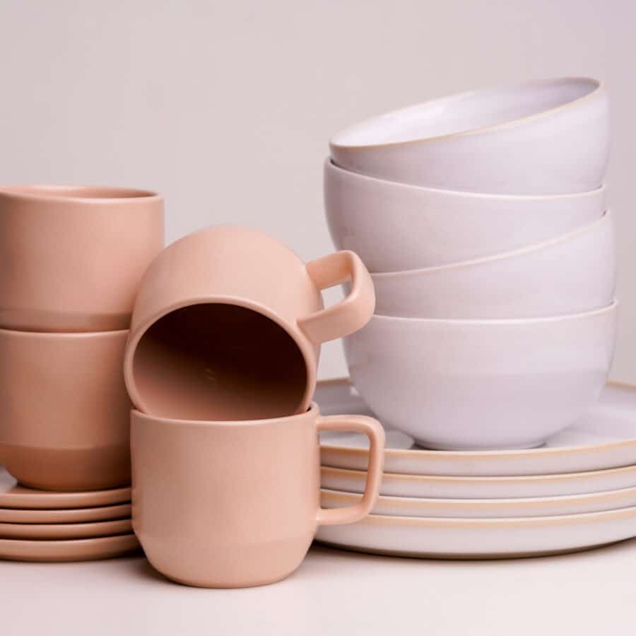 Rosa Tassen, weiße Schüsseln, Weiße große Keramik Teller, Tapas Teller