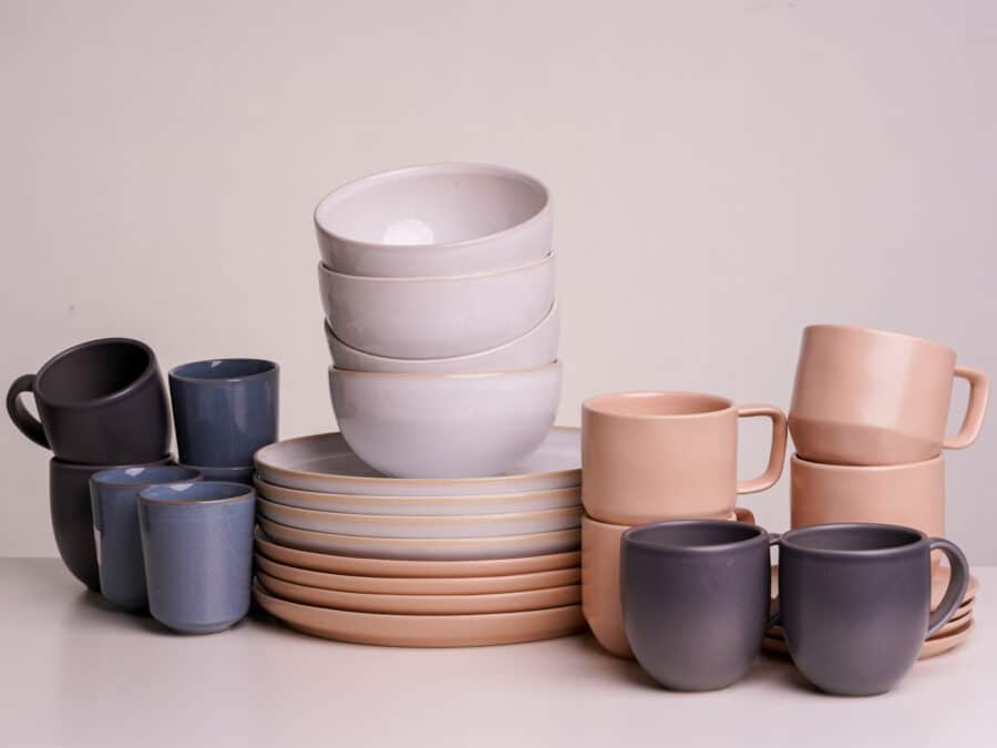Großes Keramik Set für 4 Personen, Tapas Teller, große Rosa Teller, große weiße Teller, Tassen mit Henkel in matt schwarz, Espresso Tassen ohne Henkel in Blau, Rosa Cappuccino Tassen, Weiße Bowls