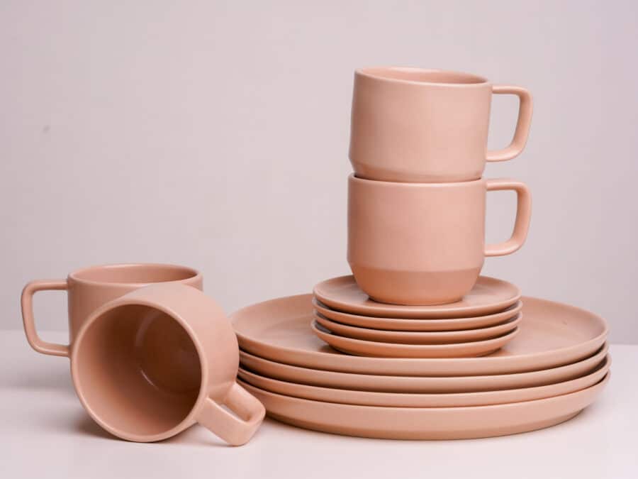Keramik Tassen in Rosa und Steingut Teller in Rosa, Geschirrset für 4 Personen