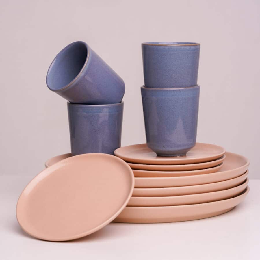 Keramik Set 4Personen Rosa Teller und Blauer Becher ohne Henkel