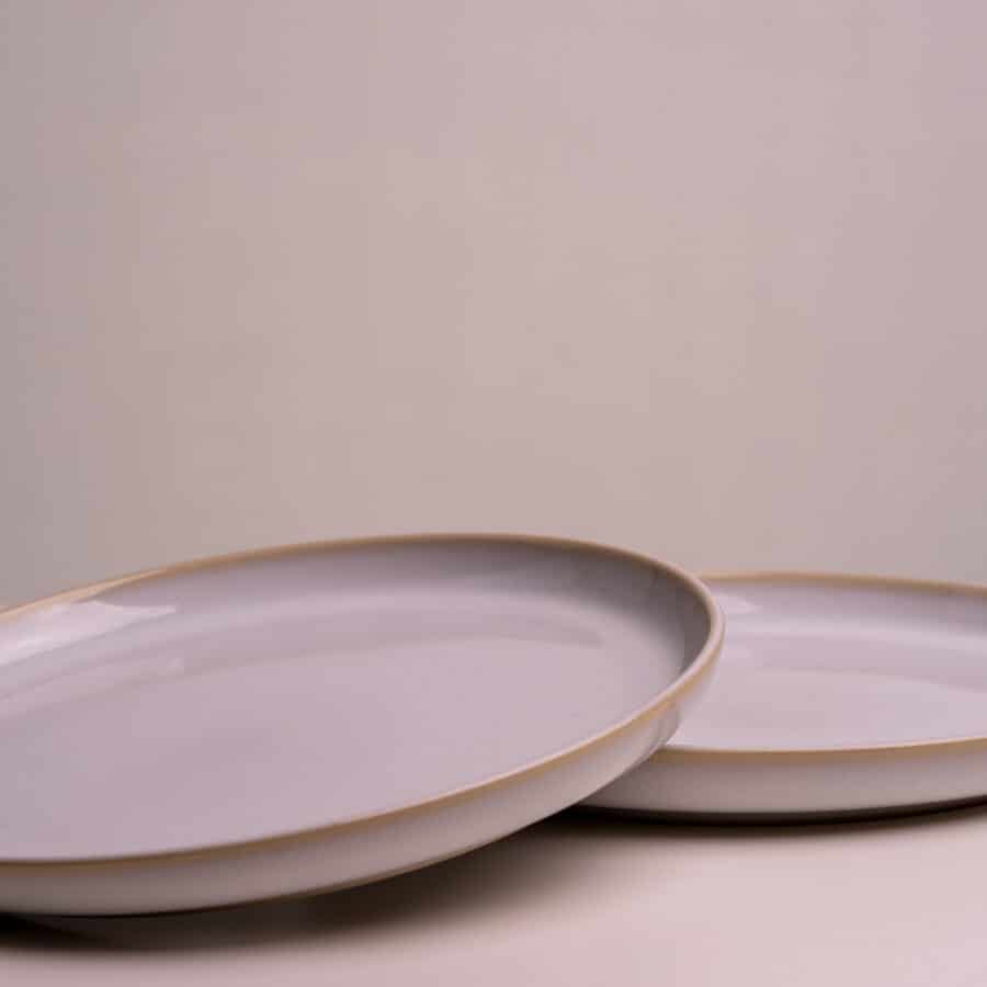 zwei weiße Keramik Teller