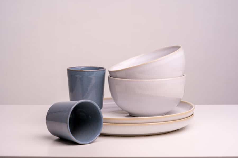 Zwei Becher ohne Henkel, 2 Bowls, 2 große Teller