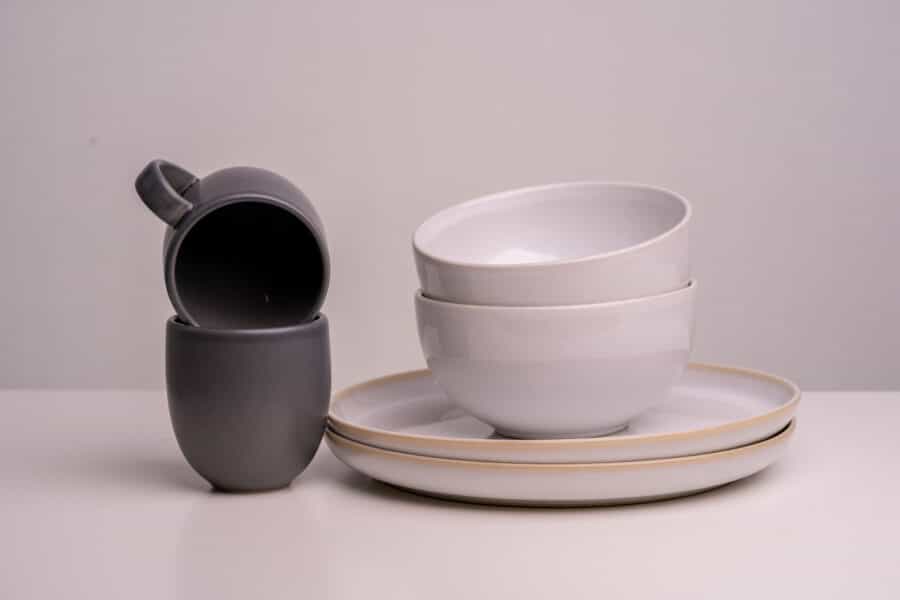 Tasse Matt Schwarz, Weiße Schüssel, weißer Teller 2 Personen