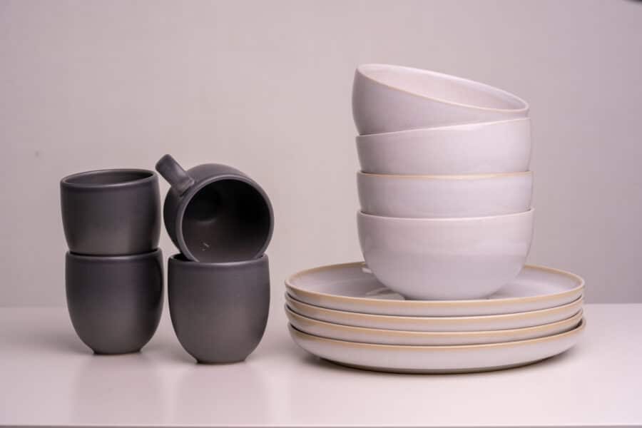 Keramik Geschirr, Tasse Matt Schwarz, weiße Schüssel, weißer Teller