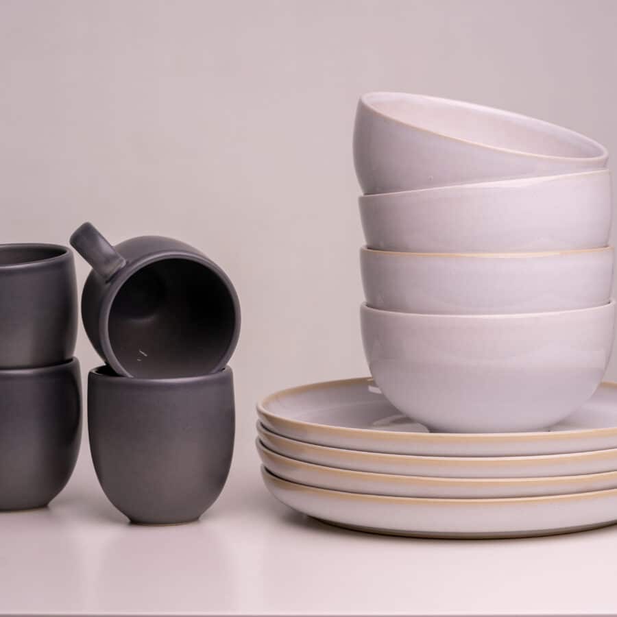 Keramik Geschirr, Tasse Matt Schwarz, weiße Schüssel, weißer Teller