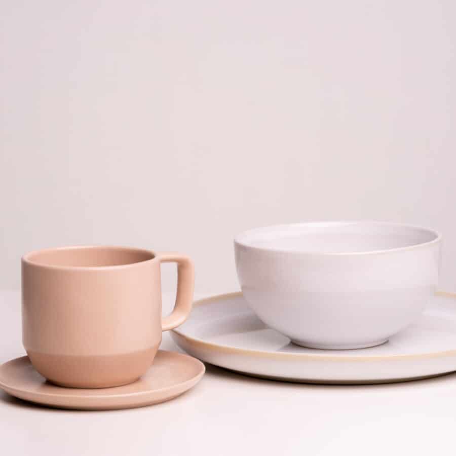 Steingut Geschirr Set, besteht aus Bowl, großer Teller, kleiner Teller und Teetasse