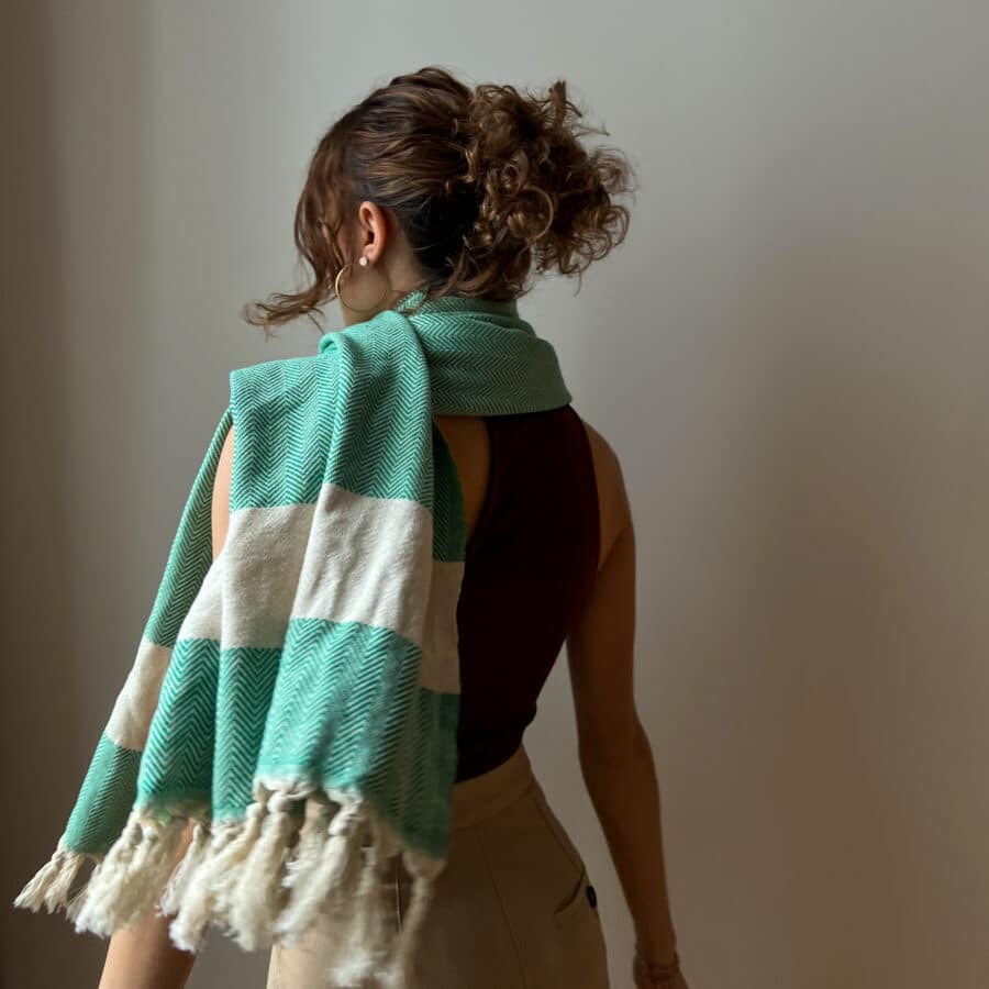 Handgewebtes Tuch aus Bio Baumwolle in Grün als Schal umgehangen
