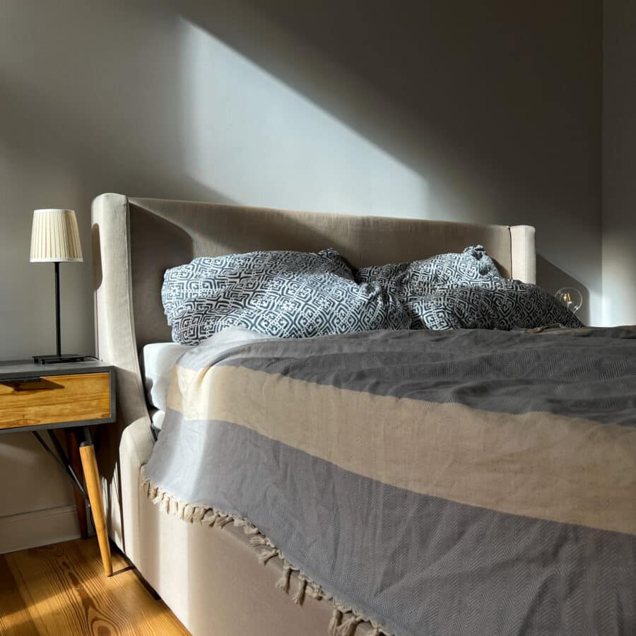 Große Tagesdecke in Grau als Bett und Couch deko
