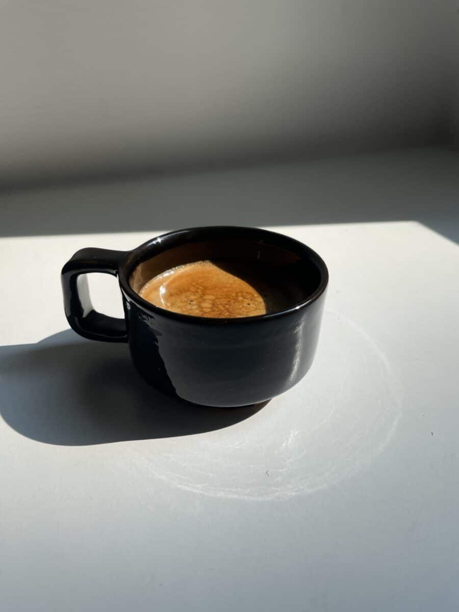 handgetöpferte Espresso Tasse in schwarz