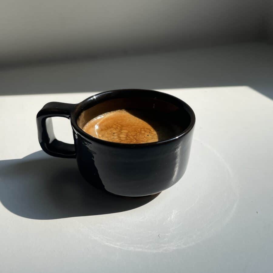 handgetöpferte Espresso Tasse in schwarz