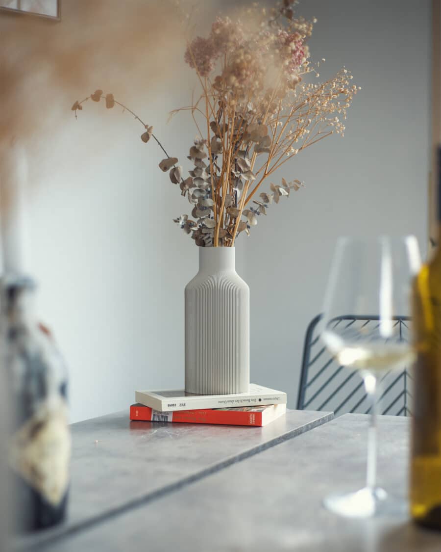 3D Druck Deko Vase auf dem Wohnzimmertisch als dekoration mit Trockenblumen