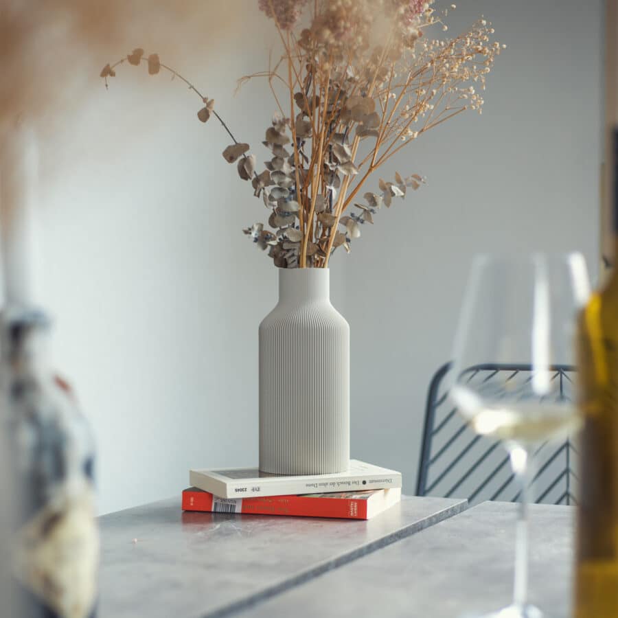 3D Druck Deko Vase auf dem Wohnzimmertisch als dekoration mit Trockenblumen