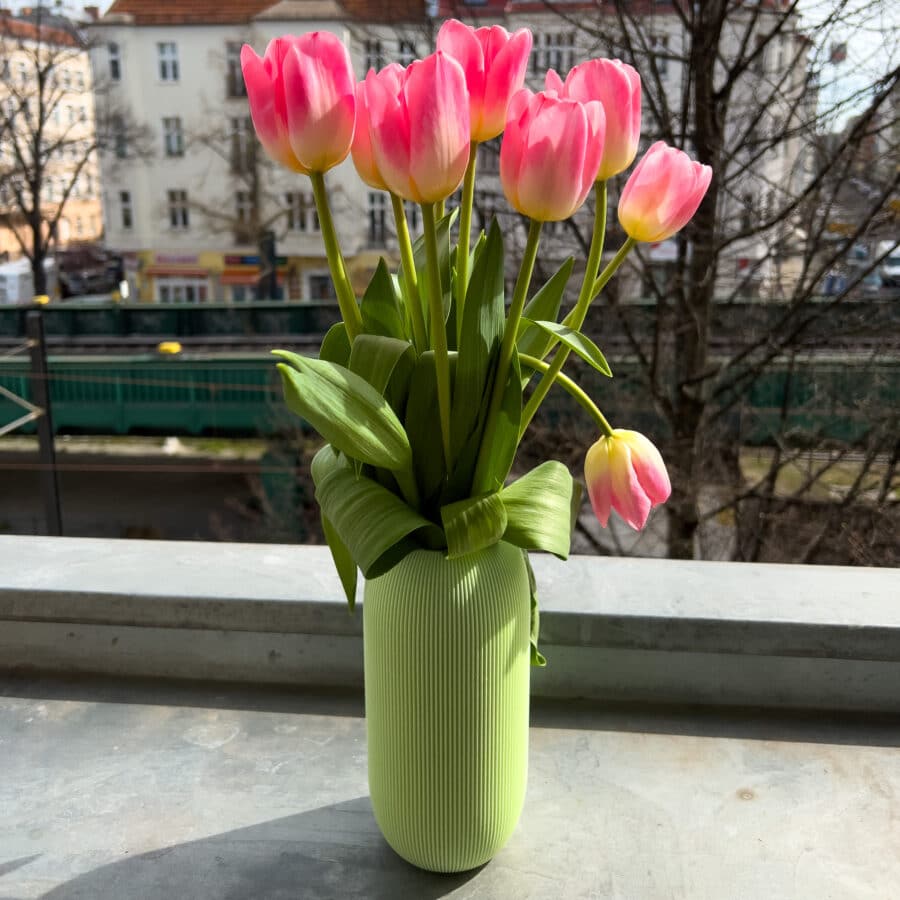 Hellgrüne Vase aus dem 3D Drucker mit Tulpen dekoriert