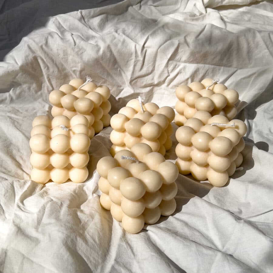 Zusammenstellung aus nachhaltigen Würfelkerzen in Creme Farbe