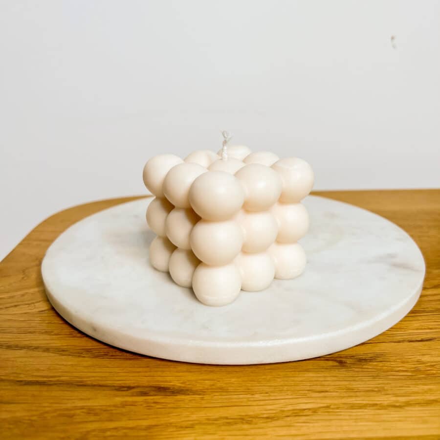 Bubbel Würfelkerze modern in creme Farbe 9,5 cm groß mit 4 Std Brenndauer
