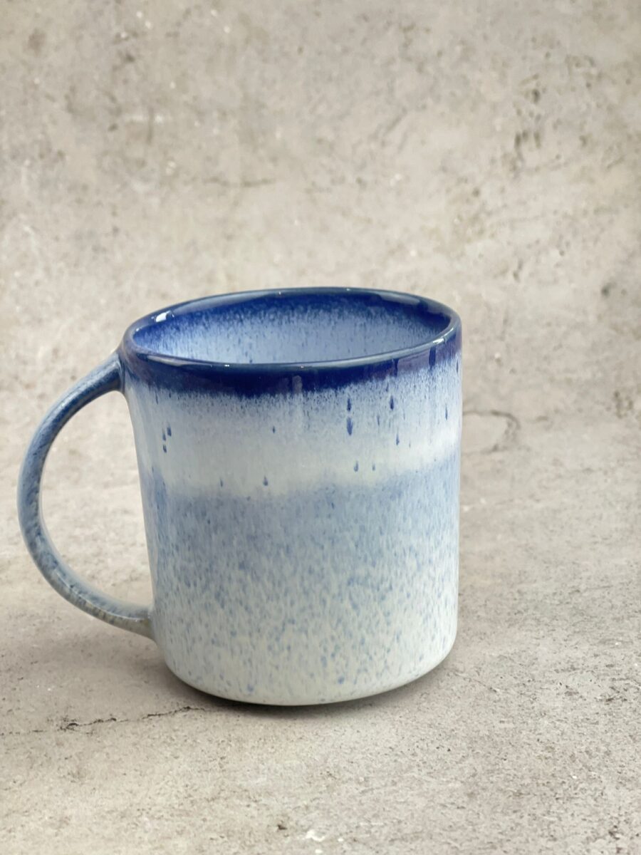 Frontansicht der wunderschönen blauen Steingut Keramik Tasse aus der Mittelmeer Kollektion