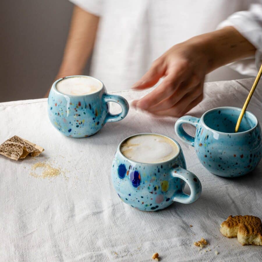 große runde blaue Kaffeetasse mit Henkel. Cappuccino schaum in der Tasse