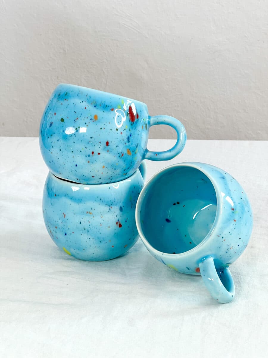 3 bauchige handgetöpferte Keramik Tassen in Blau mit konfetti Look