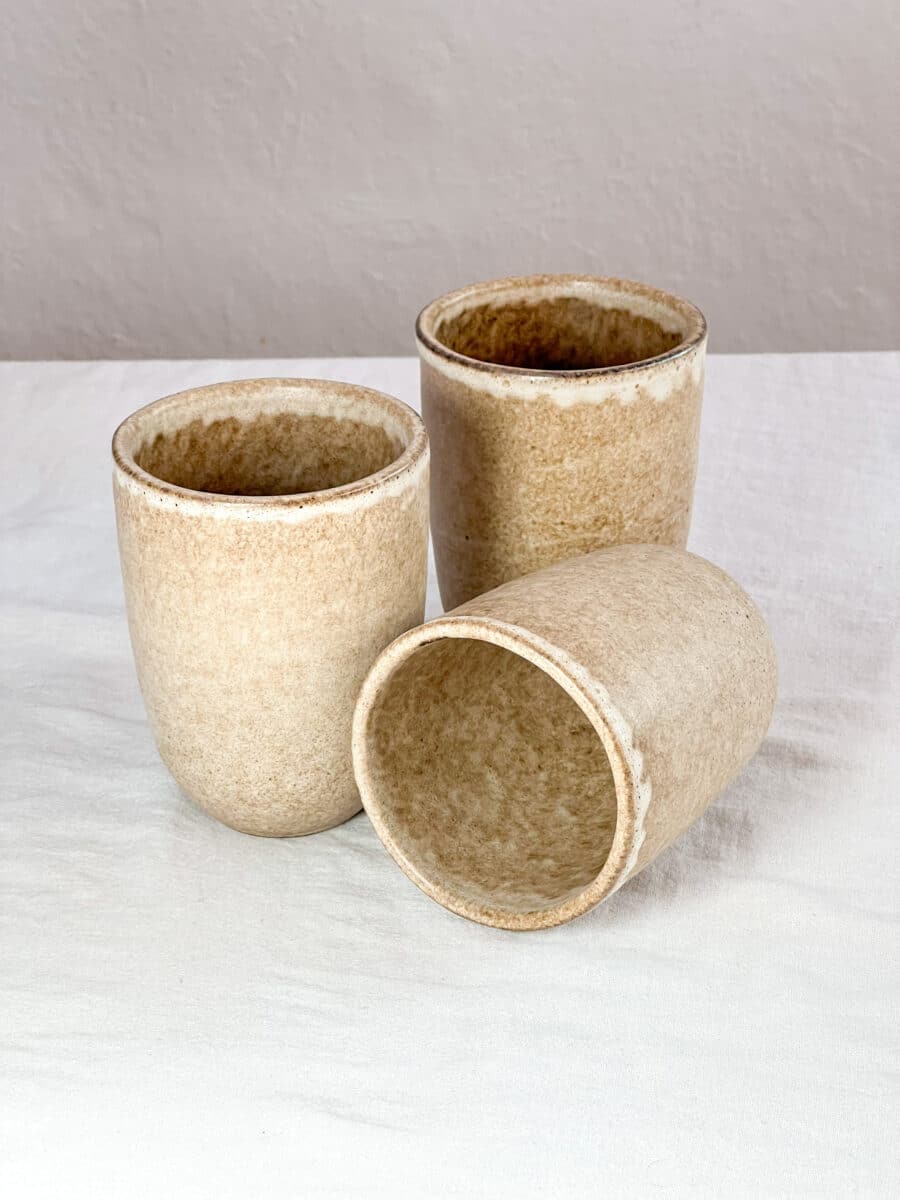 3 Steingut Becher ohne Henkel in der Farbe Beige