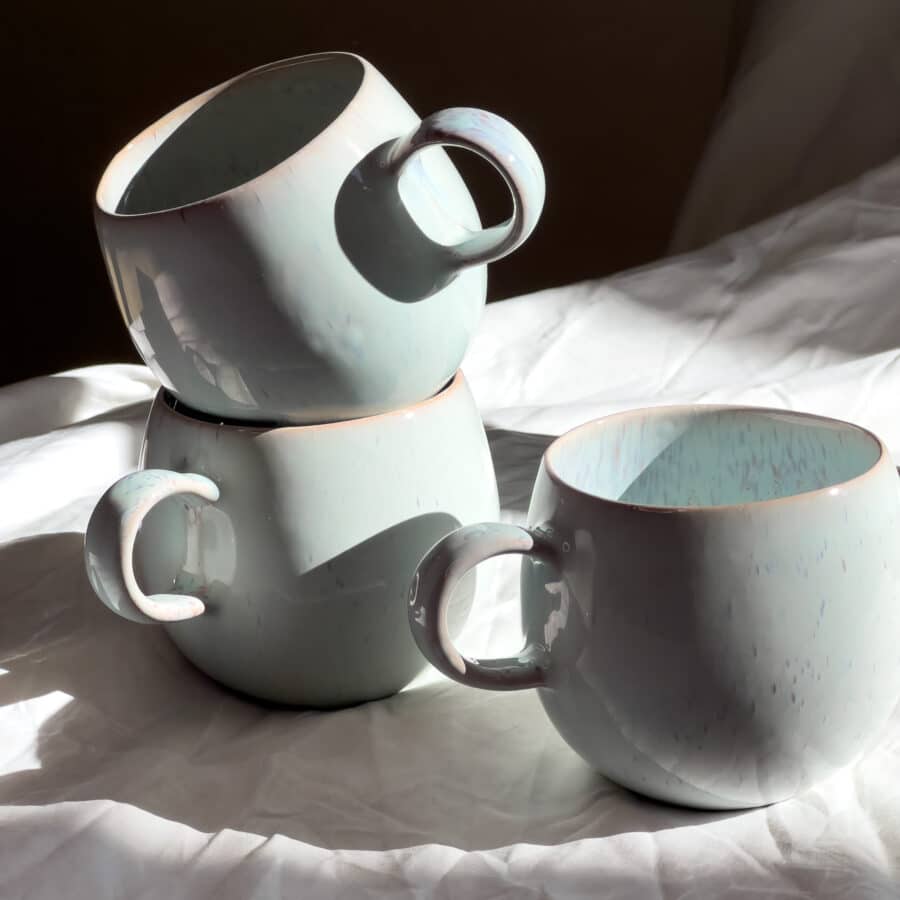 3 ineinander gestapelte große bauchige Tassen für alle Teeliebhaber in schönem Hellblau