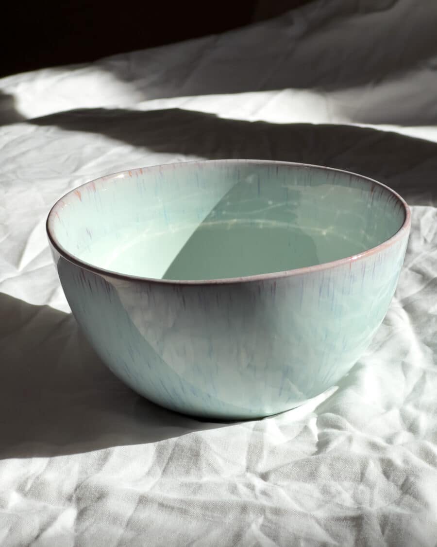 Pastellblaue Suppenschale aus Keramik auf hellem Untergrund