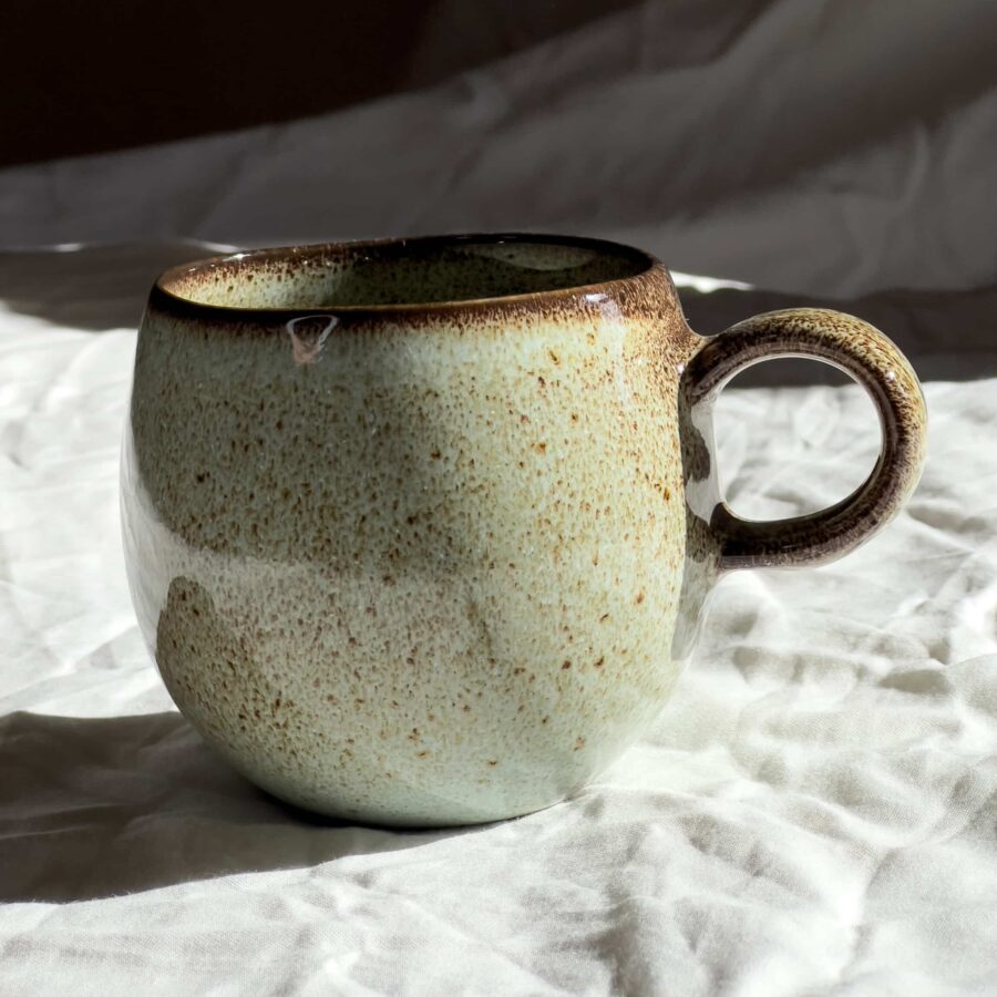 Türkise Keramik Kaffeetasse auf hellem Untergrund