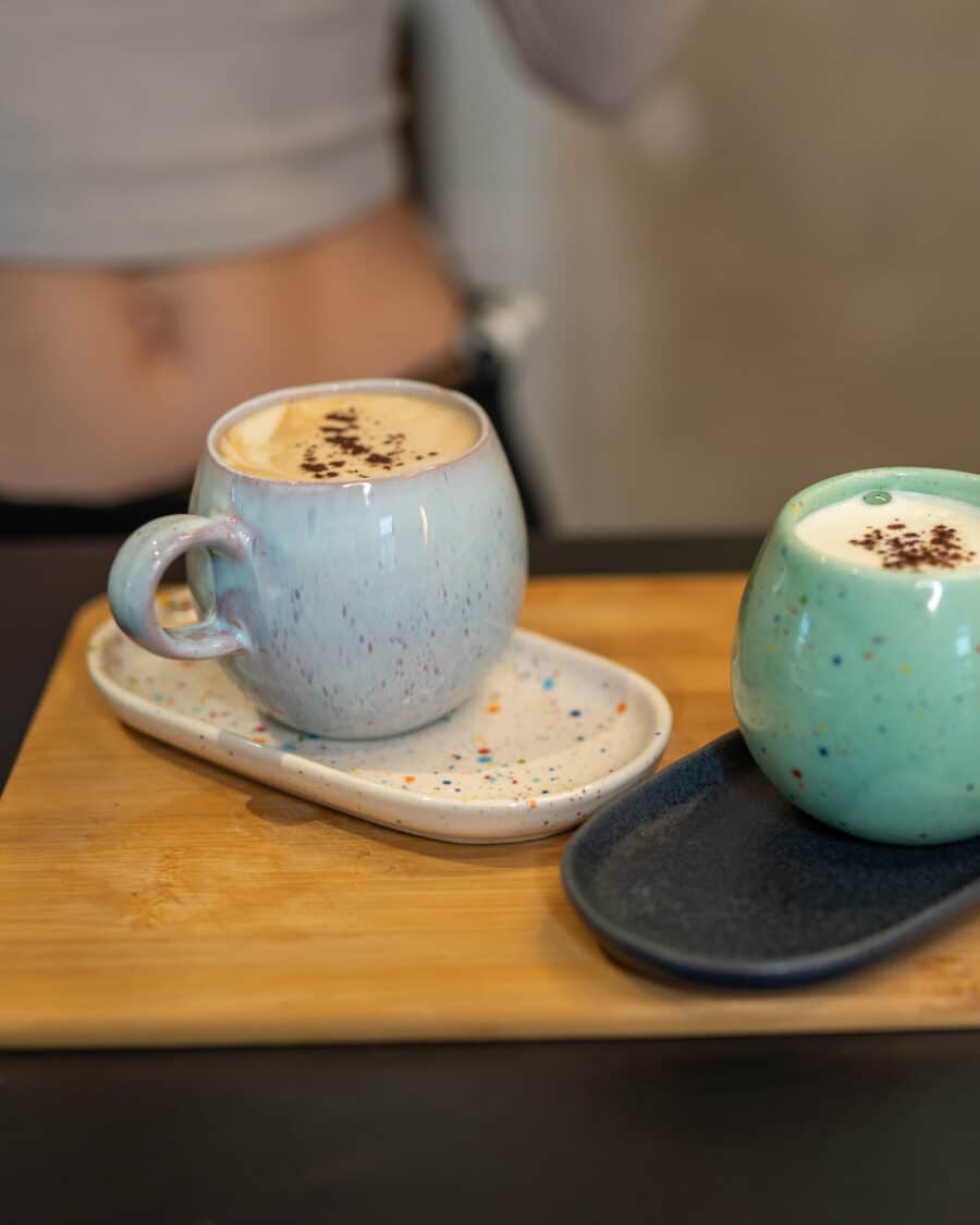2 bauchige Cappuccino Tasse aus Keramik auf dem Küchenthresen gefüllt mit leckerem kaffee