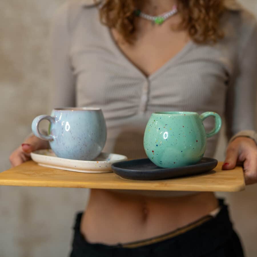 eine blaue und eine grüne Tasse für Cappuccino 300ml auf einem tablet