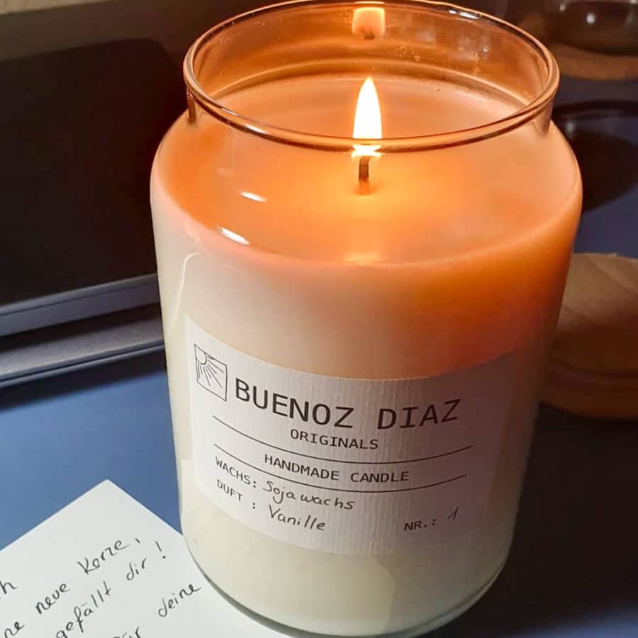 Brennende Duftkerze im Wohnzimmer