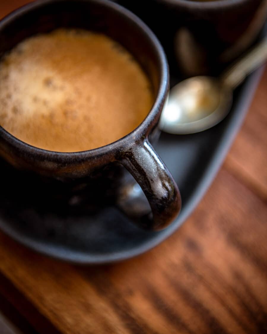 Espressotasse mit Unterteller und leckerem espresso