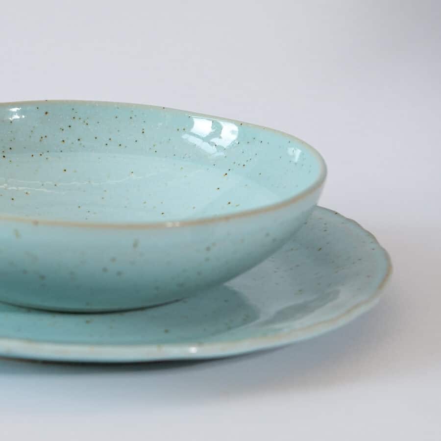 Detail Ansicht hellblaues Keramik Geschirr Set