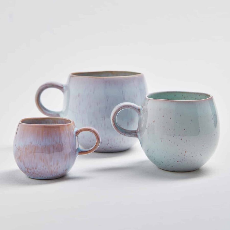 3 bauchige Tassen mit untershciedlichen Größen in blau. Espresso Tasse 90ml, Cappuccino Tasse 300ml und Teetasse mit Henkel 500ml